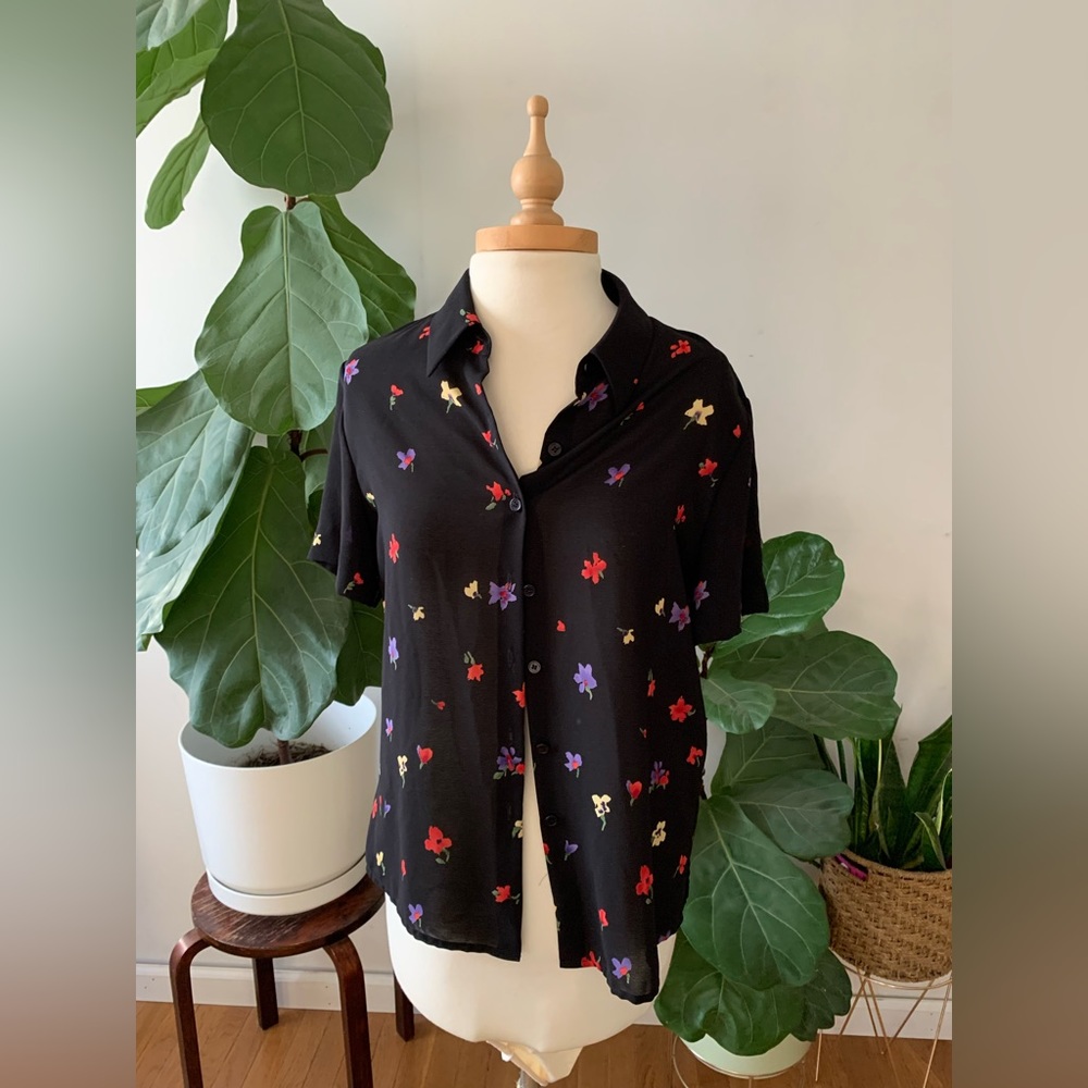 True 90’s Vintage black with flowers dainty blouse Sz 8 medium